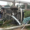 Chiếc Mercedes nằm lật nghiêng sau khi gây tai nạn (Ảnh: Vietnam+) 