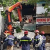 Vào khoảng 5 giờ sáng nay, 2/7, ngôi nhà số 56 phố Hàng Bông bất ngờ bị sập phần ban công và một phần cửa tầng 1. (Ảnh: Sơn Bách/Vietnam+) 