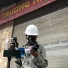Kỹ sư lấy mẫu, đo đạc tại Hạ Đình sáng 30/8. (Ảnh: Sơn Bách/Vietnam+) 