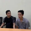 Cường (áo đen) và Thuận tại cơ quan công an. (Ảnh: PV/Vietnam+) 
