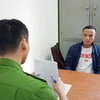 Cảnh sát lấy lời khai Nguyễn Mạnh Quyết. (Ảnh: CTV) 