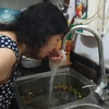 Bà Vũ Thu Hồng không dám sử dụng nước vì mùi hoá chất nồng nặc. (Ảnh: PV/Vietnam+) 
