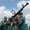 Lực lượng dân quân tự vệ huyện Phong Điền, Cần Thơ, huấn luyện báo động chiến đấu mục tiêu trên không. (Ảnh: Trọng Đức/TTXVN) 