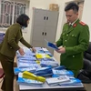 Cơ quan công an kiểm tra số khẩu trang nhập lậu. (Ảnh: PV/Vietnam+) 