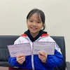 Cô bé Ngọc Trinh với bức thư đặc biệt gửi Thủ tướng Chính phủ Nguyễn Xuân Phúc và phong bì đựng lì xì của mình. (Ảnh: Thành đoàn Hà Nội) 
