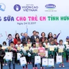 Các Đại biểu trao quà và học bổng cho các em học sinh của trường tiểu học Nhân Hòa, huyện Mỹ Hào, tỉnh Hưng Yên.