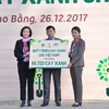 Bà Bùi Thị Hương – Giám đốc điều hành Vinamilk trao bảng tượng trưng số cây xanh được trồng tại Cao Bằng cho đại diện Ban quản lý Khu di tích và đại diện lãnh đạo xã Trường Hà