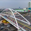 Gần 1 năm trước, cây cầu vượt đường bộ đầu tiên tại Việt Nam có nhịp dài gần 100 m đã được thông xe tại nút giao thông đường Lê Hồng Phong - Nguyễn Bỉnh Khiêm, Hải Phòng.