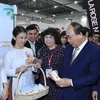 Thủ tướng Chính phủ Nguyễn Xuân Phúc thăm gian hàng của tập đoàn TH tại Hội chợ Food and Hotel Asea và bày tỏ khen ngợi sản phẩm TH true NUT có vị ngọt tự nhiên từ chà là.