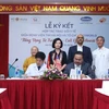 Lãnh đạo Bênh viện tim Hà Nội ký kết hợp tác với tổ chức MD1World. 