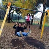 Tác giả - Nhà báo Trương Anh Ngọc và con gái thư giãn tại công viên Tor Tre Teste nằm ngay sau nhà ở phía Đông Roma – Italia (Xích đu dành cho cả người lớn và trẻ em) 