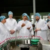 Đại sứ Daniel J. Kritenbrink và ông Nguyễn Quốc Khánh - Giám đốc Điều hành Vinamilk trao đổi về sản phẩm của Vinamilk khi tham quan nhà máy sữa Vinamilk Nghệ An.