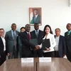 Tổng Giám đốc Hội đồng Bông và Điều Bờ Biển Ngà Coulibaly và Phó Tổng Giám đốc Tập đoàn T&T Group Nguyễn Thị Thanh Bình ký kết thỏa thuận hợp tác chiến lược tại Abidjan vào tháng 12/2018