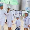 Cả 4 thành viên gia đình diễn viên Mạnh Trường và các khách mời sữa học đường nhí hào hứng “check-in”siêu nhà máy sữa Vinamilk tại Bình Dương.