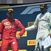 Vettel (áo đỏ) tỏ ra khó chịu khi bước lên bục nhận giải. (Ảnh: CTV)