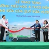 Chủ tịch Quốc hội Nguyễn Thị Kim Ngân cùng các đại biểu và Đại sứ chương trình- Nghệ sĩ Xuân Bắc thực hiện nghi thức mở xe sữa và trao tặng sữa của chương trình Quỹ sữa Vươn cao Việt Nam cho các em học sinh.
