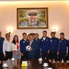 Đại sứ Ngô Đức Mạnh chụp ảnh lưu niệm cùng CLB bóng đá Hà Nội