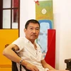 Họa sỹ Lê Thiết Cương trong “Chuyện ghế” tại Hà Nội. (Ảnh: Trần Thắng)