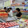 Mua sắm tại siêu thị Co.op Mart Củ Chi. (Ảnh: Thanh Vũ/TTXVN)