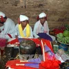 Thực hiện các nghi thức trước bệ thờ Linga-Yoni trong Lễ hội Katê của người Chăm ở Bình Thuận. (Ảnh: Mạnh Linh/TTXVN)
