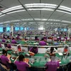 Công nhân Trung Quốc làm việc tại nhà máy sản xuất điện tử ở Bozhou, tỉnh An Huy, miền đông Trung Quốc. (Ảnh: AFP/TTXVN)
