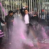 Cảnh sát phun nước giải tán người biểu tình tại Dhaka ngày 29/12. (Ảnh: THX/TTXVN)