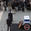Người dân Israel thể hiện sự kính trọng với cựu Thủ tướng Ariel Sharon. (Nguồn: AP)