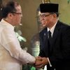 Tổng thống Philippines Benigno Aquino (trái) và thủ lĩnh MILF Murad Ebrahim. (Ảnh: AFP/TTXVN) 