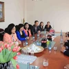 Đại sứ Nguyễn Thị Hoàng Anh chúc Tết ban lãnh đạo Trung tâm thương mại Đồng Xuân. (Ảnh: Mạnh Hùng/Vietnam+)