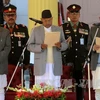 Tổng thống Nepal Ram Baran Yadav (giữa), Thủ tướng mới được bầu Sushil Koirala (phải) tại lễ tuyên thệ nhậm chức. (Ảnh: AFP/TTXVN)