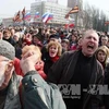 Người ủng dân hộ Nga tuần hành tại trung tâm thành phố Donetsk, phía đông Ukraine, ngày 15/3. (Ảnh: AFP/TTXVN)