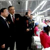 Phó Thủ tướng Hoàng Trung Hải thăm dây chuyền sản xuất của Nhà máy. (Nguồn: VGP)