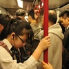 Phần lớn hành khác đi tàu điện ngầm ở Hong Kong đều phải đứng. (Ảnh: Tiến Trung/Vietnam+)