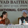 Chủ tịch Đảng Quốc đại Sonia Gandhi (trái) và Thủ tướng Ấn Độ Manmohan Singh. (Ảnh: AFP/TTXVN)