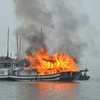 Quảng Ninh: Tàu du lịch bất ngờ bốc cháy trên vịnh Hạ Long