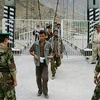 Bộ đội Biên phòng Tajikistan kiểm tra giấy tờ tùy thân của người qua lại biên giới Tajikistan-Afghanistan. (Nguồn: AFP)