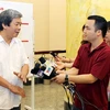 Ông Hà Minh Huệ, Phó chủ tịch thường trực Hội Nhà báo Việt Nam trao đổi với các phóng viên về giải thưởng của hội năm 2014 (Ảnh minh họa: TTXVN)