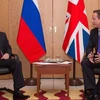 Tổng thống Nga Vladimir Putin đã gặp Thủ tướng Anh David Cameron trong cuộc gặp tại Paris. (Nguồn: AP)