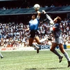Khoảnh khắc Maradona và “Bàn tay của Chúa” giúp Argentina khiến người Anh khóc hận. 