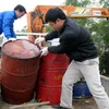 Điều tra vụ đổ trộm 11 thùng phuy chất lỏng có mùi dầu nhớt thải