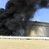 Libya: Trúng rocket, 5 bồn chứa dầu bốc cháy tại cảng Sidra