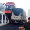 Va chạm với xe tải, xe khách Phương Trang leo lên lan can cầu