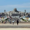 Khắc phục gạch bong trước sân tượng đài Mẹ Việt Nam Anh hùng