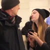 Một cô gái Mỹ đi khắp ga tàu điện ngầm để...hôn mọi người