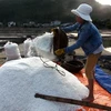 Diêm dân Sa Huỳnh lao đao vì giá muối " tăng đà tuột dốc"