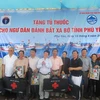 Tặng 150 tủ thuốc cho chủ tàu đánh bắt xa bờ của tỉnh Phú Yên