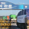 Đoàn xe Hàn Quốc viện trợ lương thực và thuốc men cho Triều Tiên. (Nguồn: YONHAP/TTXVN) 
