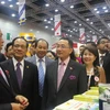 Phó Thủ tướng Malaysia Muhyiddin Yassin (đi đầu) và Tổng Thư ký ASEAN Lê Lương Minh (thứ hai) thăm gian hàng của Việt Nam. (Ảnh: Kim Dung-Chí Giáp/Vietnam+)