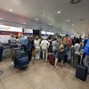 Hành khách đợi tại sân bay Brussels ở Zaventem sau khi nhiều chuyến bay bị hoãn do sự cố mất điện tại trạm kiểm soát không lưu. (Nguồn: AFP/TTXVN)