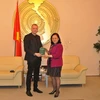 Đại sứ Việt Nam tại Đức nhận sách từ Quốc vụ khanh Bộ Tư pháp bang Brandenburg. (Ảnh: Đức Chung/Vietnam+)